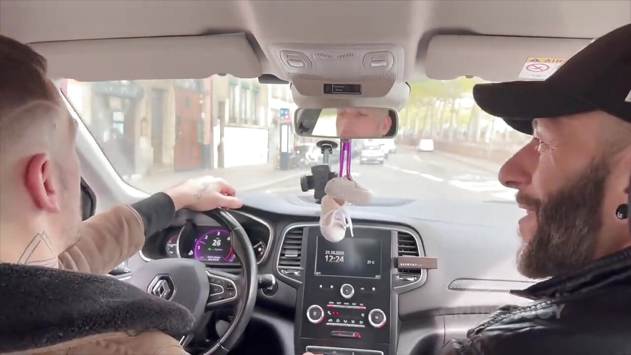 Nath - трахнутая сырой в коже папочкой