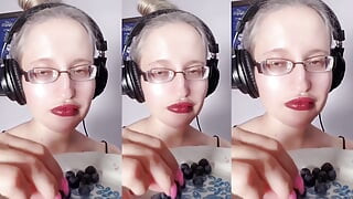 Asmr blueberry mange - asmr, lunettes, géante