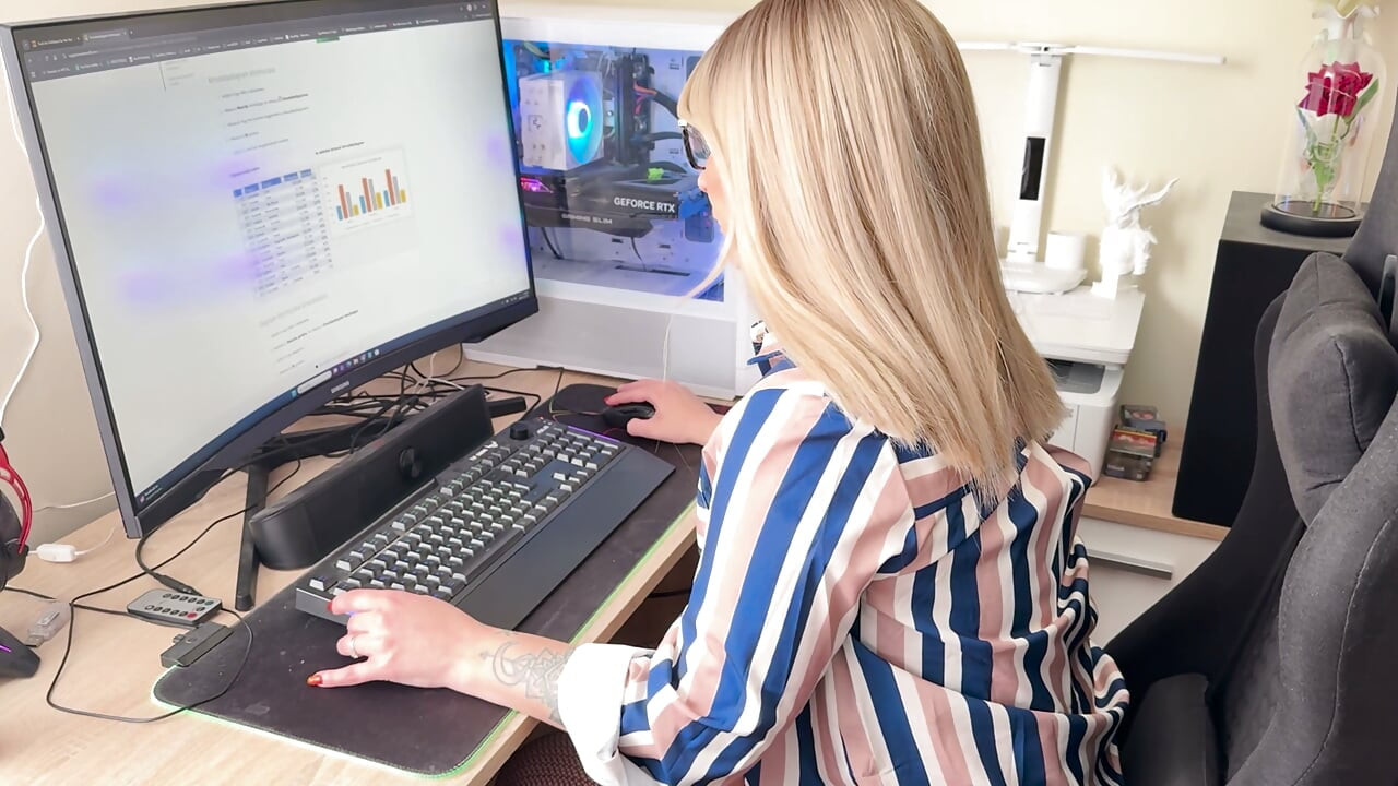 De secretaresse neemt een pauze op kantoor en begint te masturberen.