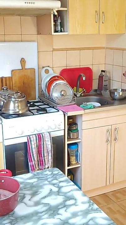 Nezaobilazan trenutak od "milf maćeha me uči kako napraviti mesnu štrucu u kuhinji, velike prirodne sise, tinejdžerke, stare i mlade lezbijke"