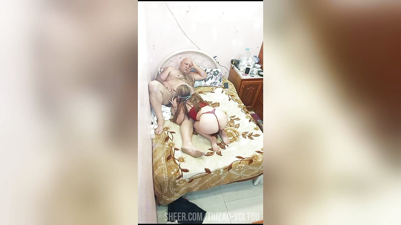 24 ÉVES SZŐKE LÁNY KORONÁT AKAR