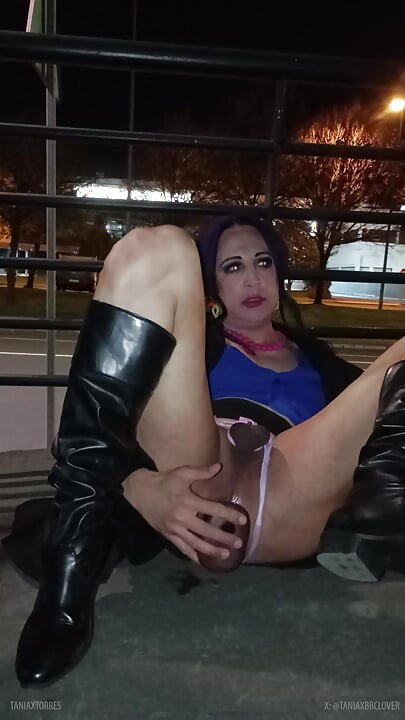 Taniax seksi mini etek giyen büyük siyah dildoyla sokaklarda mastürbasyon yapıyor
