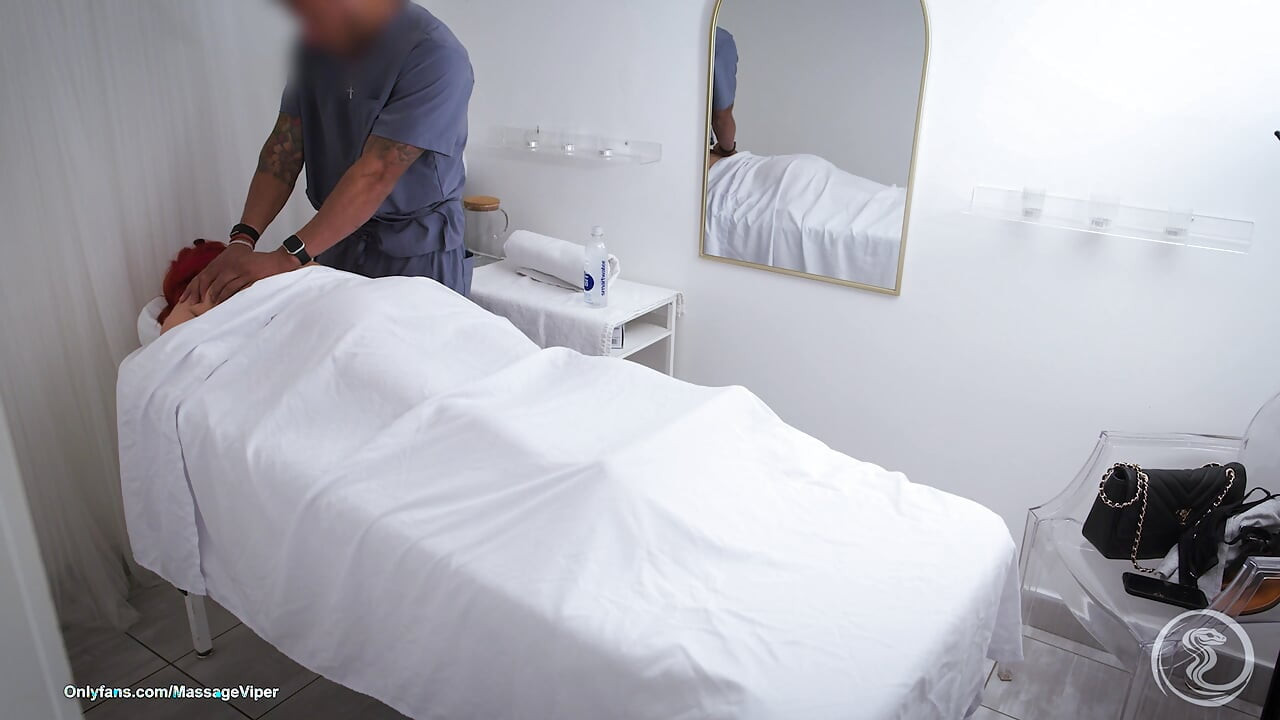 Cliente tetona abre las piernas en la mesa de masaje 69, sentada en la cara, estilo perrito y corrida facial