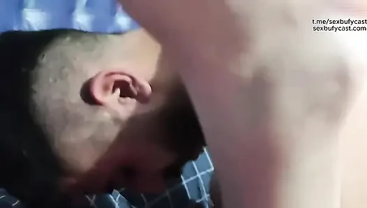 Er fickt seine cuckold-Frau mit jemand anderem. VOLLSTÄNDIGES VIDEO