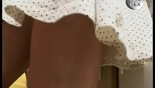 Vollbusige brünette masturbiert vor handjob und doggystyle