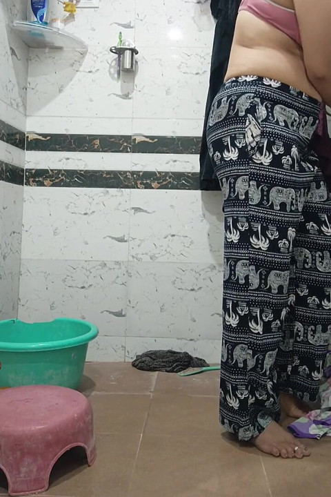 Priya Bhabi – penggambaran video badan seksi berpantat besar