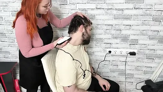 Kuaför korkunç saç kesimi için özür dilemeye karar verdi