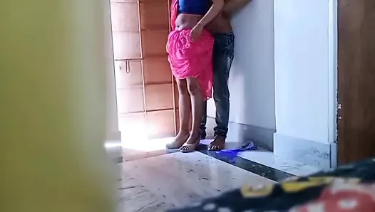 Holi gününde, komşu yengenin amının rengini renkle değiştirdim