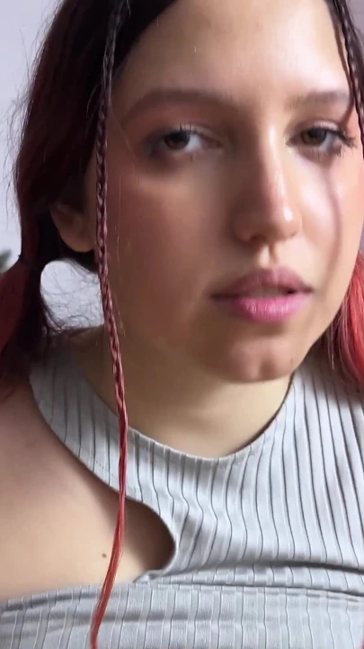 爸爸的女孩乞求射在她的奶子上