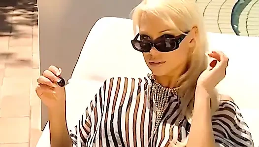 Фрукты, солнце и идеальное тело для демонстрации