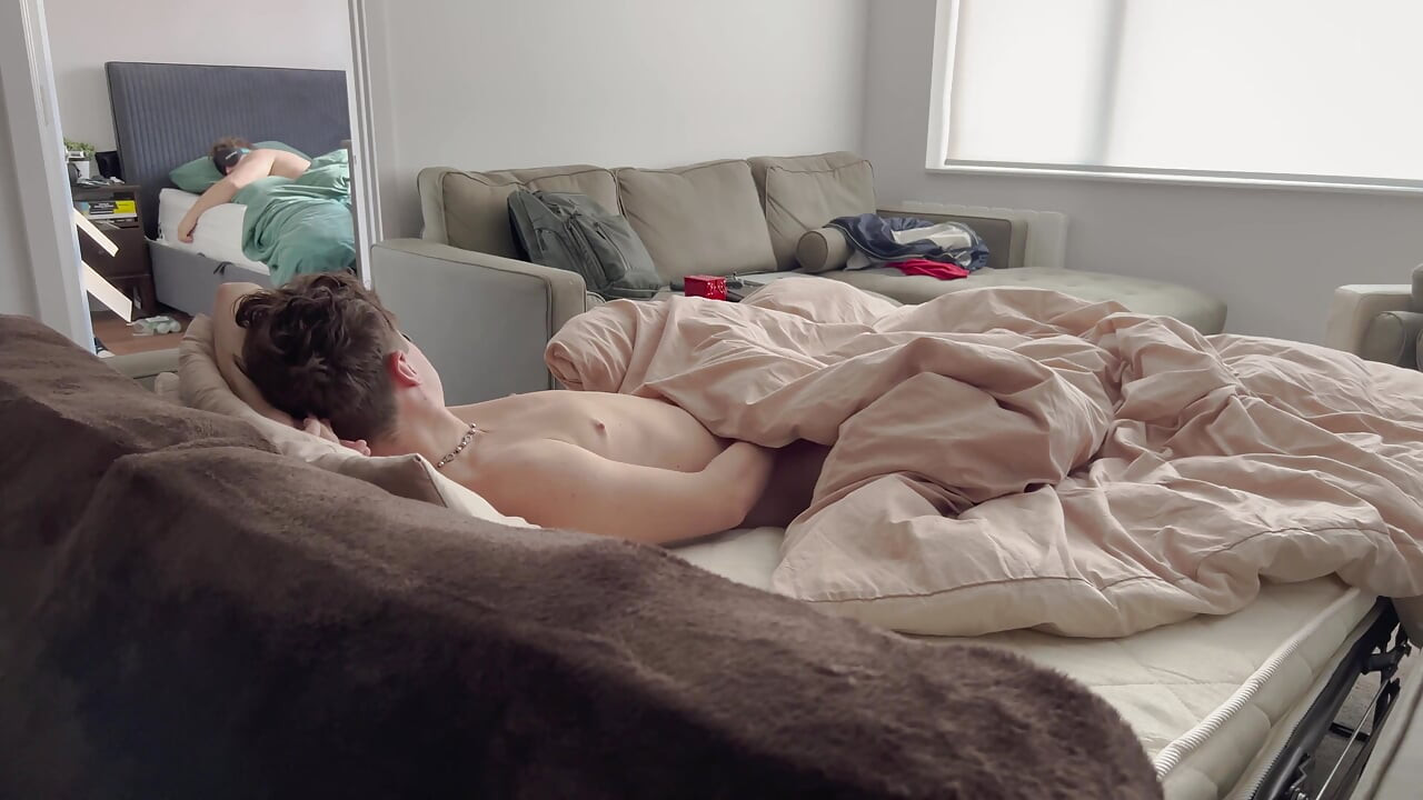Lille by Rossy får litt røff anal behandling av Luke Catton