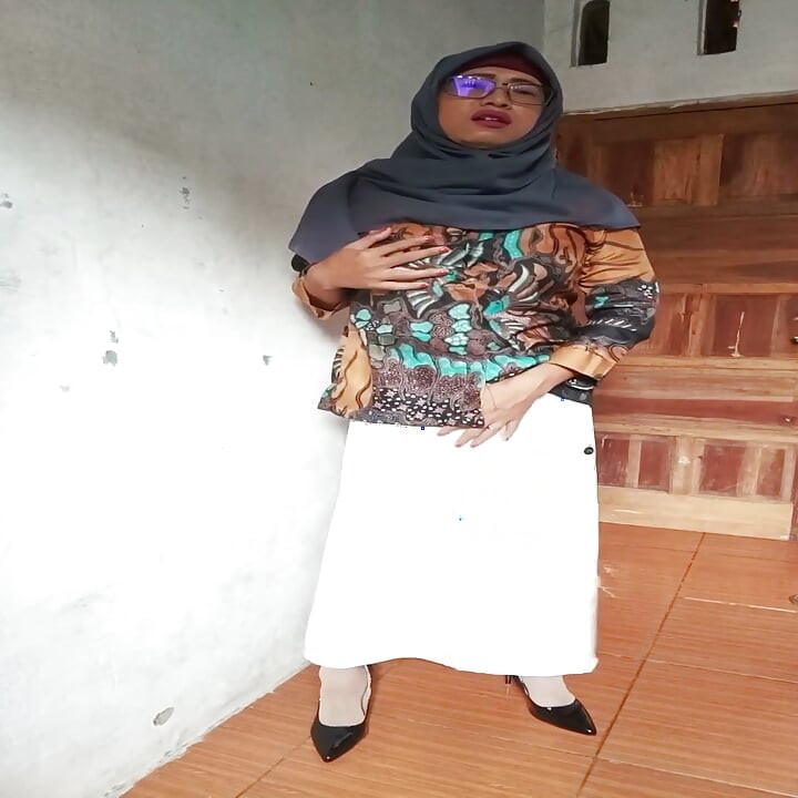 Quente asiática hijab transsexual cavalga um enorme consolo e se masturba
