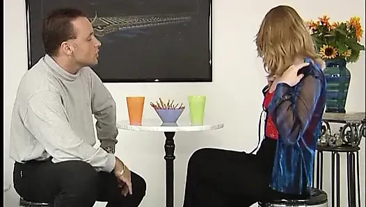 Сексуальная блондинка сосет хуище, затем пихает его в ее бритую киску