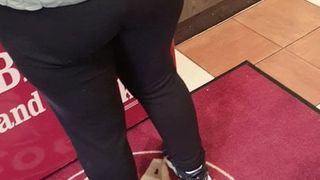 Le beau-fils voit à travers un legging, une belle-mère, une culotte et baise