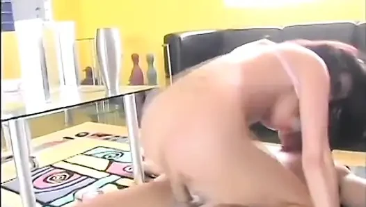 Cewek sange rambut cokelat dientot habis-habisan di sofa