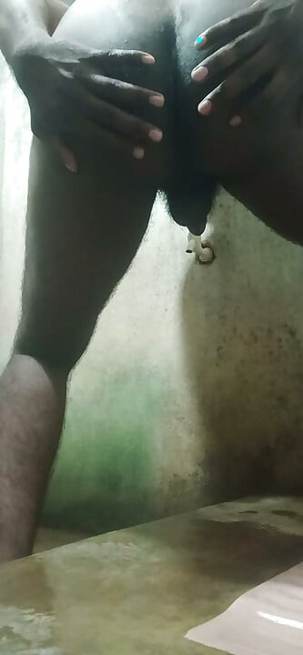 Chico bañándose