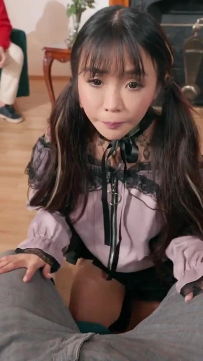 HUNT4K。丰满的日本游客在她愚蠢的男友面前操一个陌生人 | 短片 1