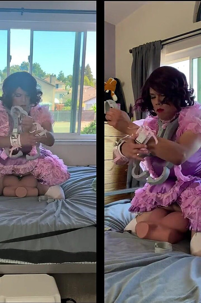 Ružičasta satenska sissy sobarica jaše svoju seks lutku dok je zaključana