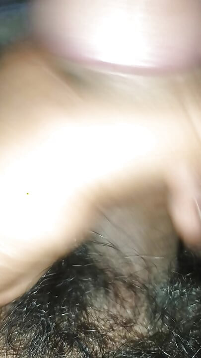 Un Indien se caresse le pénis