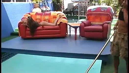 Freche dunkelhaarige mieze Alisandra monroe lud pool-putzfrau ein, sie hart zu ficken, amd sie mit großen melonen zu besahnen