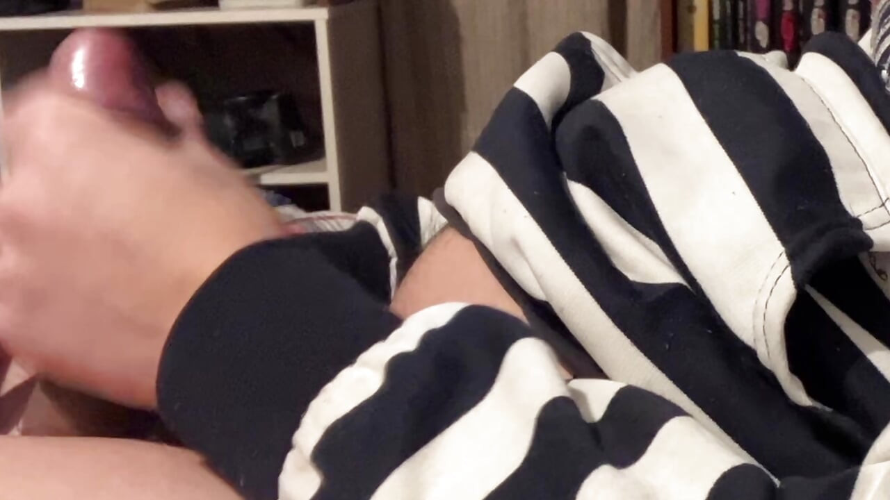 長いエッジングセッションで、前立腺液と濃いラオドを垂らしていた