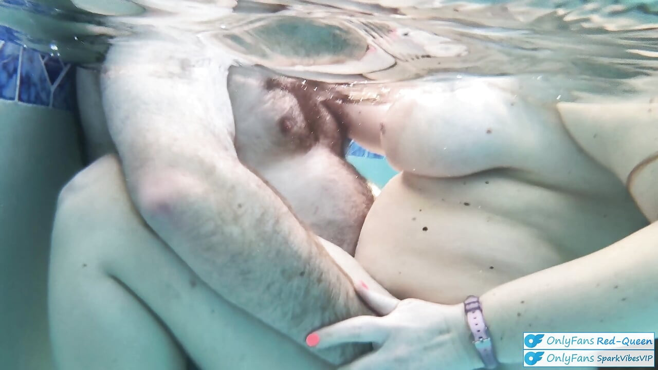 Podwodny odkryty basen seks z długimi włosami rudowłosa Roszpunka MILF