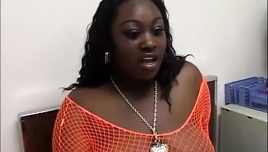 Огромное тело, огромные сиськи, огромная задница, лесбийский дилдо в огромной киске