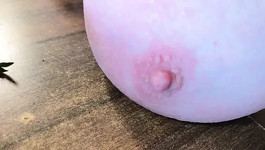 Isırgan otu içindeki çıplak memeler - sonra sert vurdu