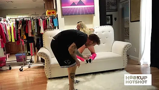 Bts - tombul Kenzie Reeves sahne arkasında sıska bir kıyafet deniyor!