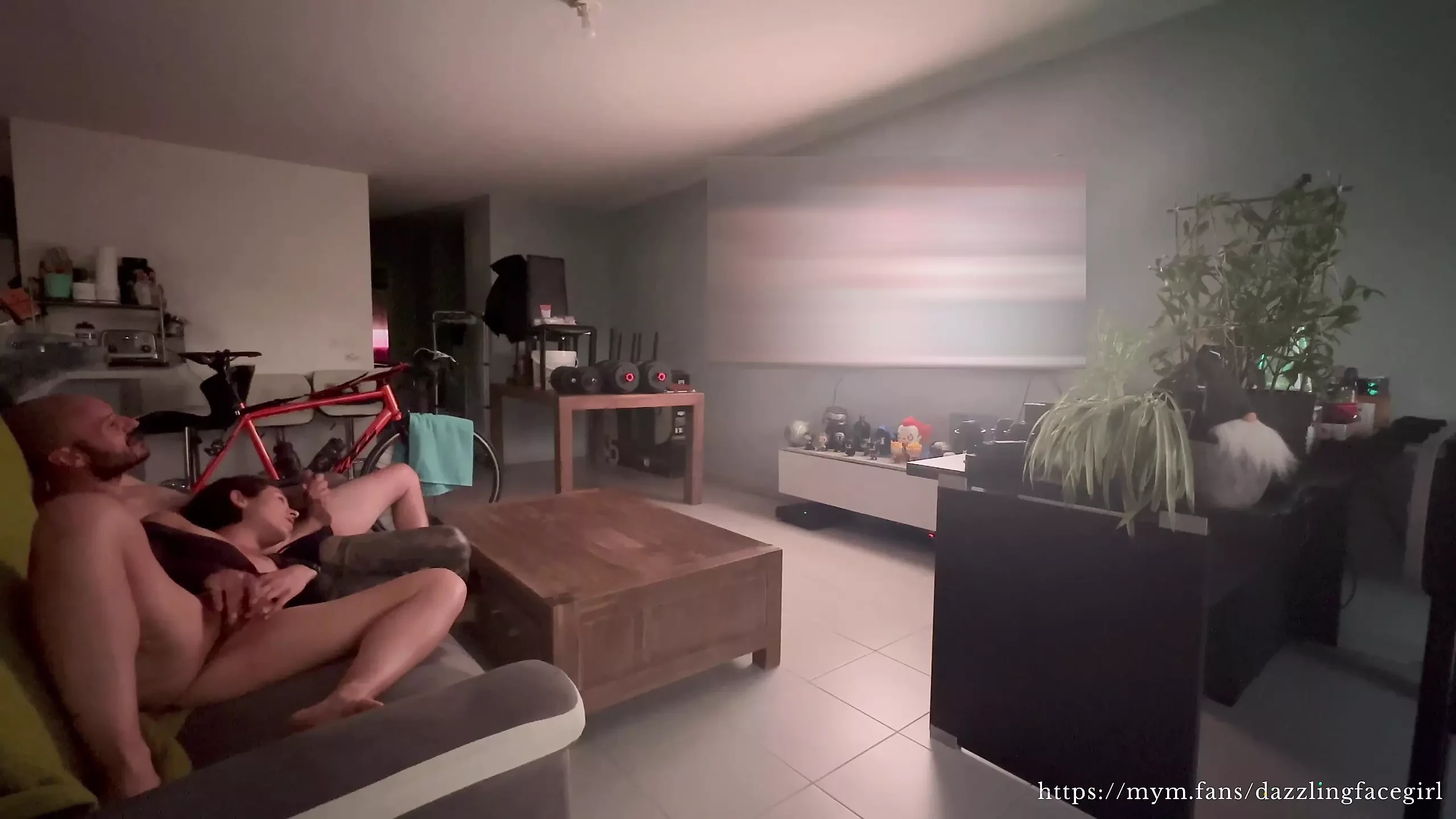 Gemendo e me tocando para uma cena pornô quente da BBC