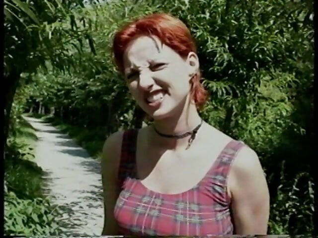 Rödhårig MILF för första gången på cam