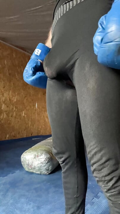 Where are you looking?! Oh no, I got excited at boxing training in leggings! Jerking off in the gym!