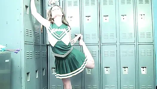 Dünne cheerleaderin bekommt haarige muschi nach dem schwanzlutschen geleckt