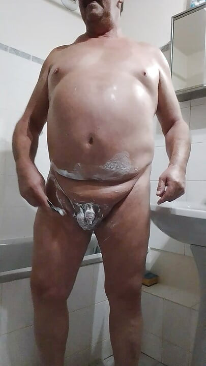 Aku mencukur penis kecilku