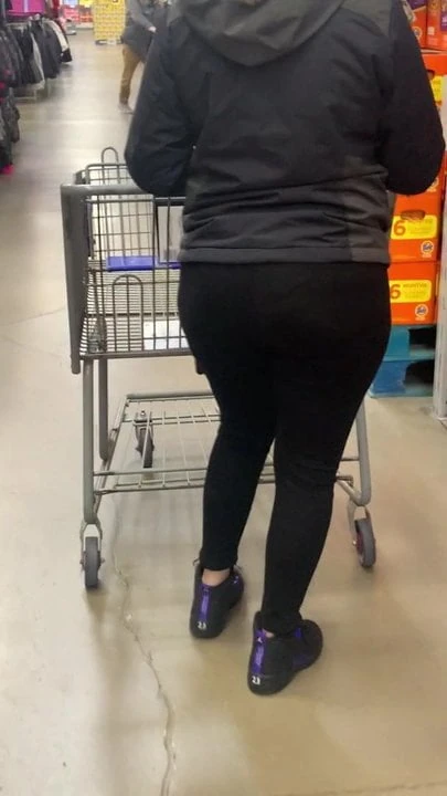 MILF w nice round sloppy booty