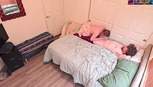 Stiefschwester teilt ein bett und will dich in ihr