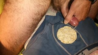 Un ragazzo gay mentre prepara la sua colazione con tanta sborra