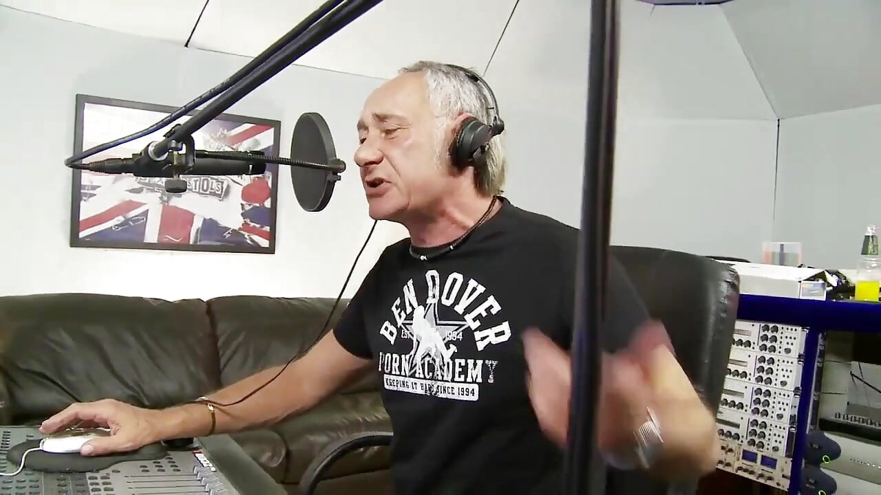 Old man fucks sexy MILF