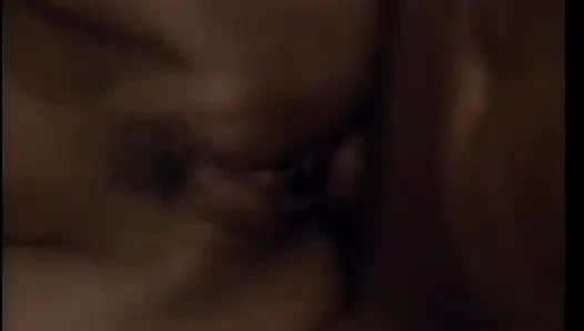 Milf wird gefingert und dann auf der couch ausgefressen