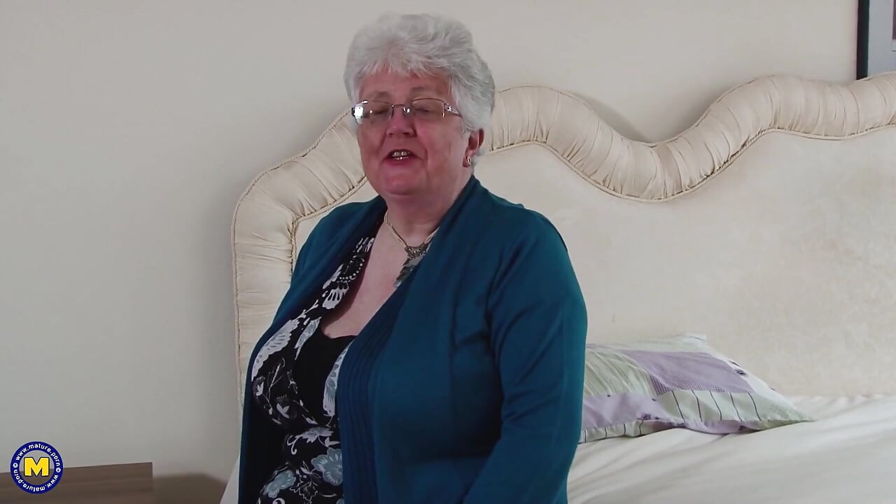 胖熟女用玻璃假阳具自慰她毛茸茸的老屄