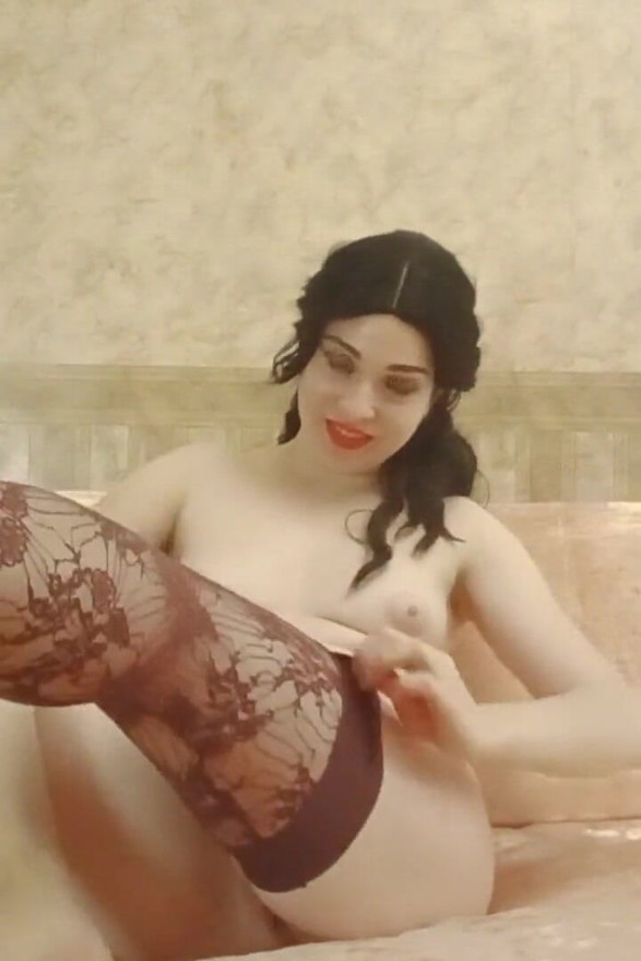 Dalya dostane extra potěšení dává prst do zadku během masturbace