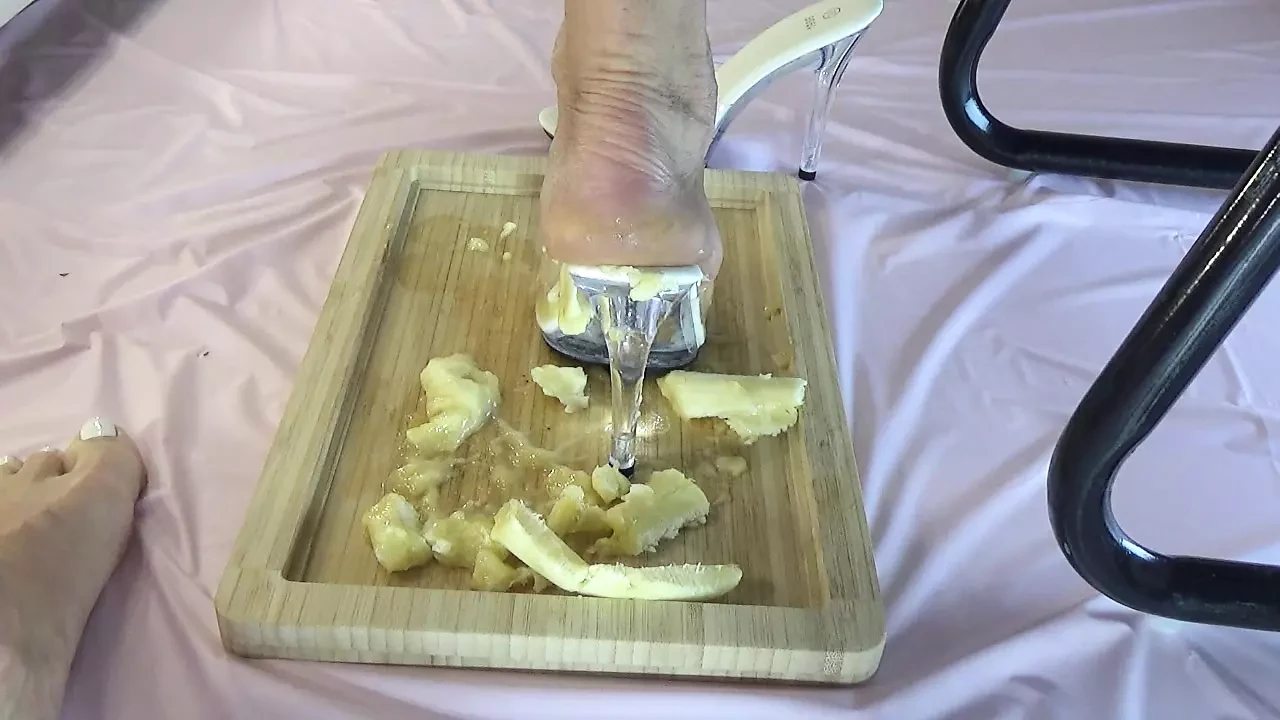 Razbijam banane sa lepim nogama u visokim štiklama