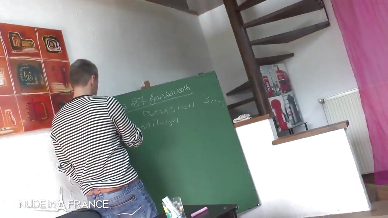 Sexunterricht für zwei junge schwarze und weiße studenten, die geschraubt werden, analysiertes sperma bedeckt, endete mit gutem squirting im gruppensex