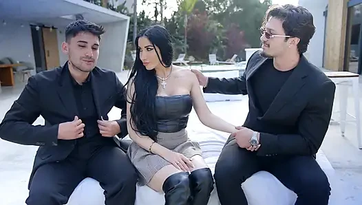 Wir Interviewen Diese Brünette Und Sie Fickt Uns Im Garten Auf Einem Hardcore-dreier - Clea Gaultier
