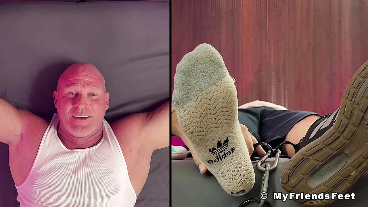 MyFriendsFeet: Dečko Dev se žestoko hihoće dok ga škakljaju od boksa do stopala