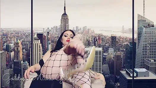 Aku akan membiarkanmu mengagumi dan membungkuk ke sepatu hak tinggi baruku!