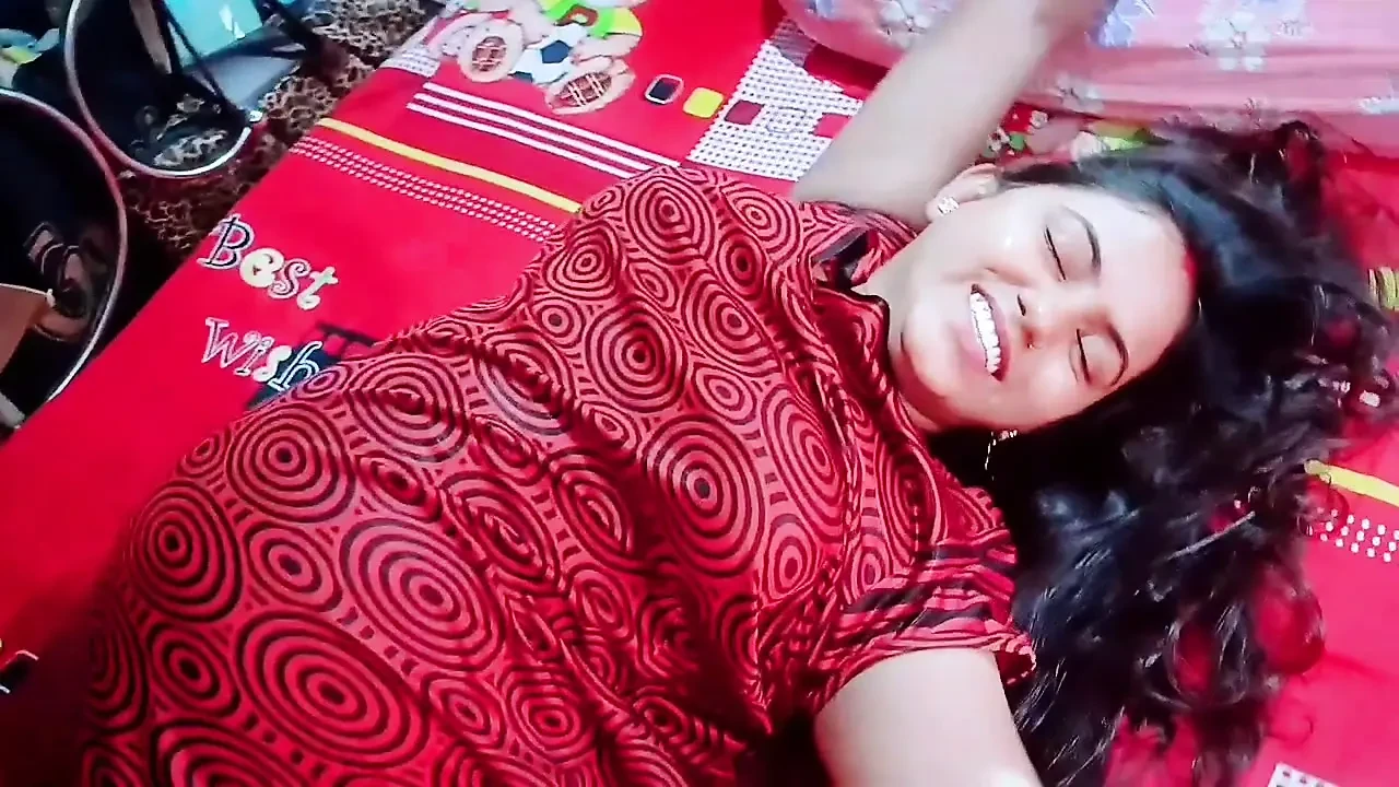 Deshi Villege Bhabhi 的激情性爱整夜哥如此香港和紧致的阴户
