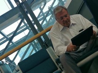 Дедушка в аэропорту 2