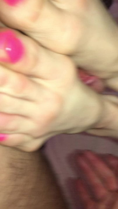 Sarah rubbing cum on her legs