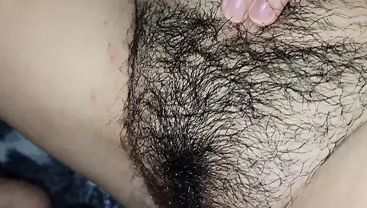 Üvey kız kardeşim televizyon izlerken bana öğretiyor. Zevk almak